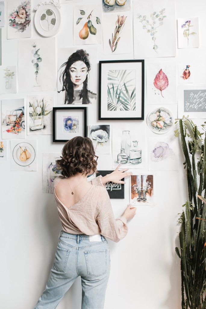girl-is-making-her-own-mood-board_t20_aalzyv